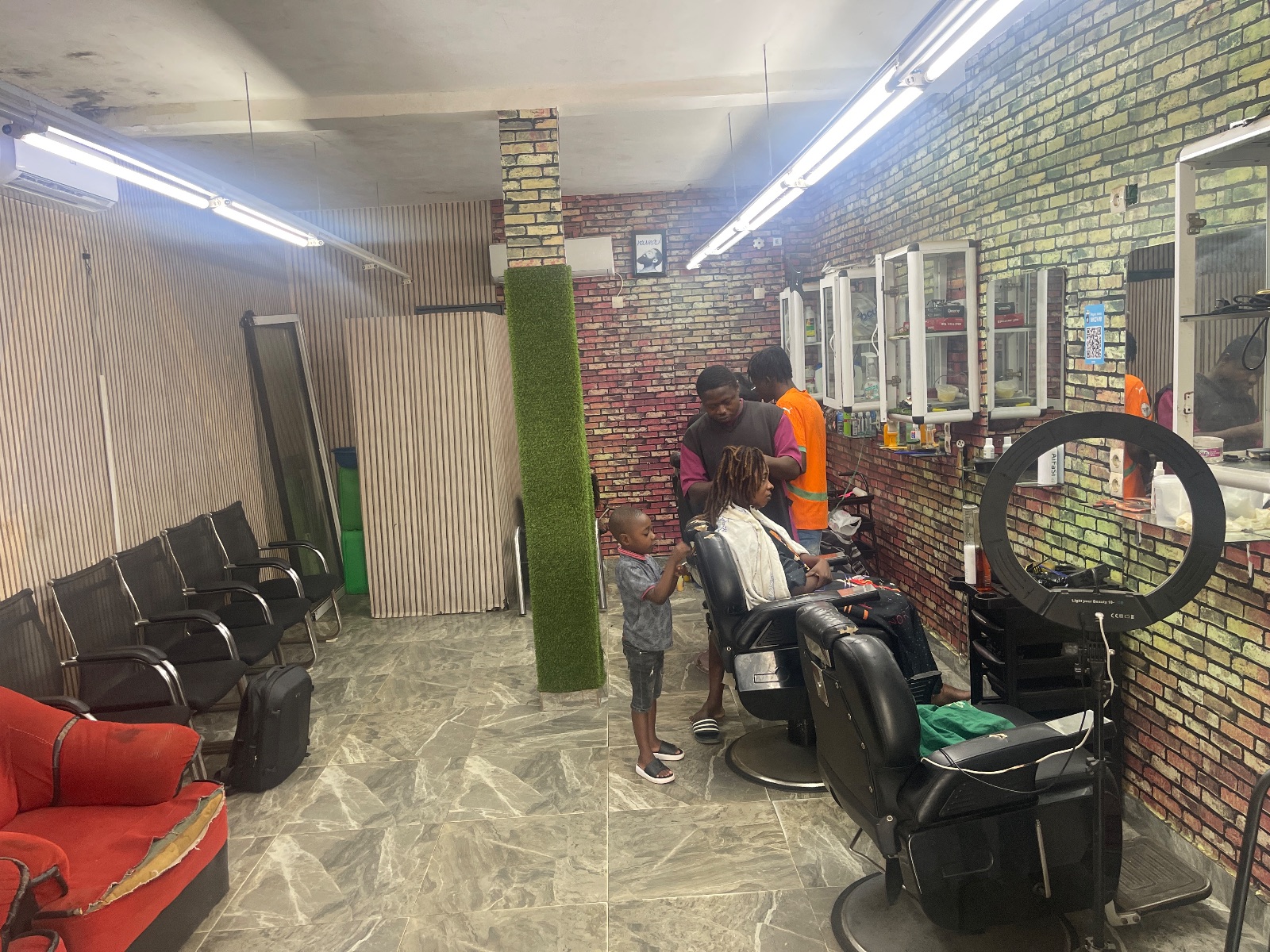 Logo de Zahra barbershop